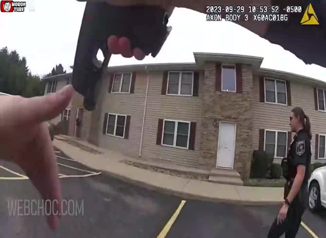 Video :A lady experiencing a mental health crisis is shot by a police officer (Warning - disturbing)